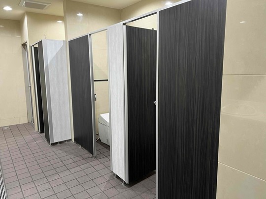 パチンコ店トイレブース　施工後