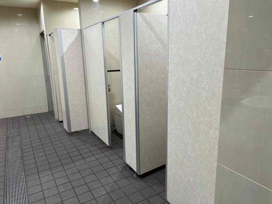 パチンコ店トイレブース　施工前