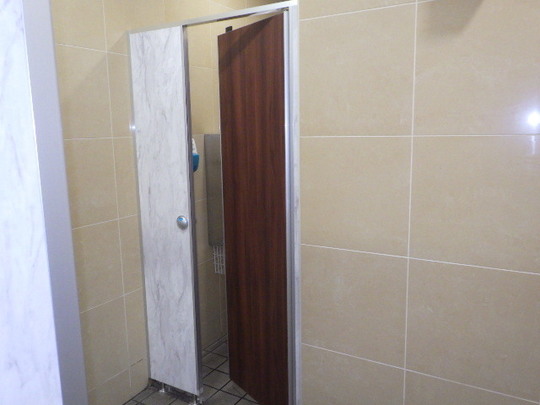 パチンコ店トイレブース　施工後