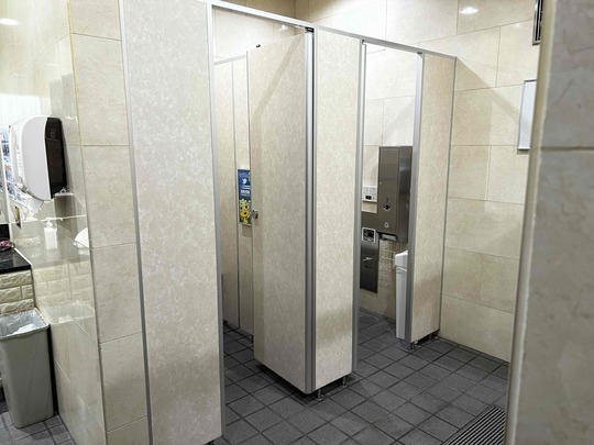 パチンコ店トイレブース　施工前